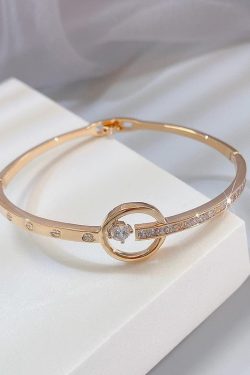 Luxurious Women's Crystal Bangle Bracelet - Exquisite Noble Design for Fashion-Forward Style