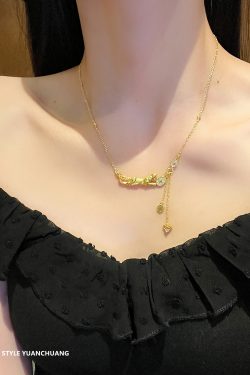 Luxury Gold Ingot Leopard Necklace for Women - High-End Collarbone Chain, Wealth-Attracting Design, Chic Statement Jewelry