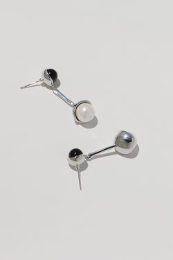 Minimalist Black and White Contrasting Round Pearl Water Drop Stud Earrings - High-End European and American Style