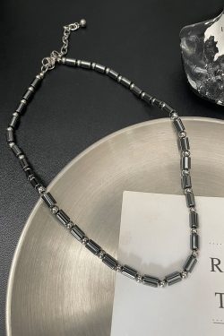 Minimalist Light Luxury Necklace for Women & Men, Versatile Hip-Hop Clavicle Chain, Personalized High-End Accessory