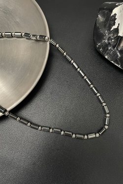 Minimalist Light Luxury Necklace for Women & Men, Versatile Hip-Hop Clavicle Chain, Personalized High-End Accessory