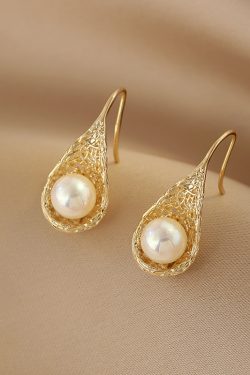 Minimalist Pearl Earrings for Women, High-End French Retro Design, Versatile 2024 Trendy Statement Jewelry