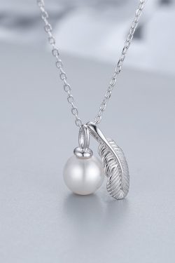 Minimalist Pearl Pendant Necklace, Versatile Gold Feather Clavicle Chain, Elegant Fashion Accessory for Chic Style