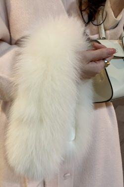 Off-White Fox Fur Collar with Magnetic Buckle - Luxury Faux Fur Fashion Accessory for Chic Winter Style