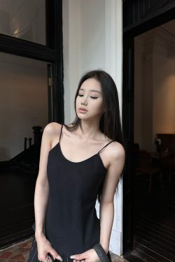 Old Money Black Gold Linen Suit with Adjustable Strap Tank Top and Striped Wide-Leg Pants - Chic 90s Inspired Fashion