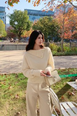 Old Money Gold Buckle White Wool Knit Pullover Sweater for Women - Elegant Layered Design, Chic and Stylish