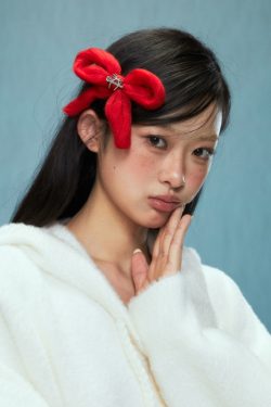 Plush Bow Hair Clip for Winter 2024 - Cozy Felt Hair Accessory for Chic Hairstyles, Perfect for Casual and Festive Looks