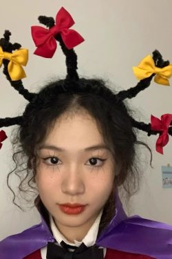 Quirky Little Witch Cartoon Bow Twist Headband - Halloween Photo Prop for Girls, Cute Hairpin Accessory