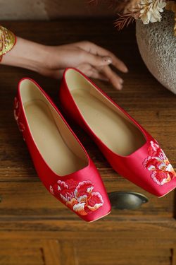Red Embroidered Chinese Wedding Shoes - Flat-Soled Xiuhe Bride Shoes for Tea Ceremony, Low-Heeled Qipao Footwear, Comfortable Design