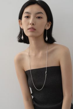Relaxed Elegant Long Minimalist Snake Bone Chain Sweater Necklace for Autumn Winter Fashion