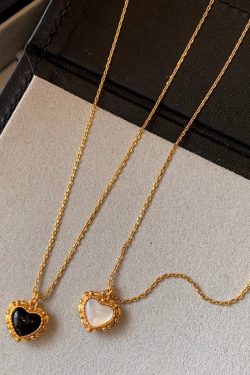 Retro Black Agate & White Mother-of-Pearl Heart Pendant Necklace for Women, 2025 Trendy Layered Clavicle Chain, Fashionable Niche Style.