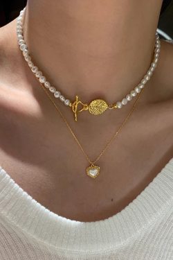 Retro Black Agate & White Mother-of-Pearl Heart Pendant Necklace for Women, 2025 Trendy Layered Clavicle Chain, Fashionable Niche Style.