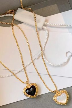 Retro Black Agate & White Mother-of-Pearl Heart Pendant Necklace for Women, 2025 Trendy Layered Clavicle Chain, Fashionable Niche Style.