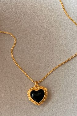 Retro Black Agate & White Mother-of-Pearl Heart Pendant Necklace for Women, 2025 Trendy Layered Clavicle Chain, Fashionable Niche Style.