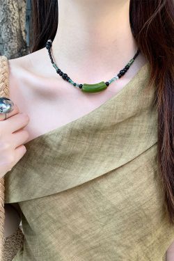 Retro Chinese-Style Dark Green Beaded Necklace for Women, Layered Ethnic Clavicle Chain, Versatile Fashion Accessory