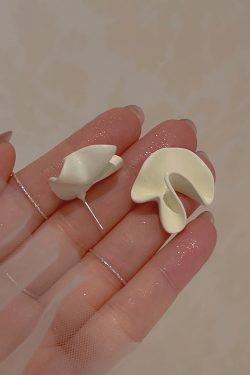Retro Cream White Minimalist French Ear Clips for Women - Niche Fashionable No-Hole Earrings Inspired by Mosquito Coil Design