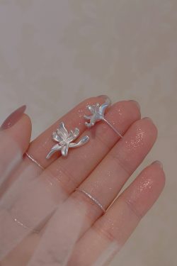 Retro Iris Flower Earrings for Women - Matte High-End Small Mosquito Coil Ear Clips - Trendy 2025 Fashion Accessory