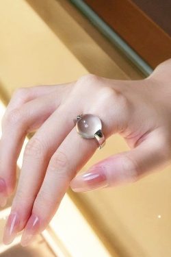 Retro Light Luxury Water Foam Jade White Crystal Ring for Women - Elegant Niche Design for Index Finger Jewelry