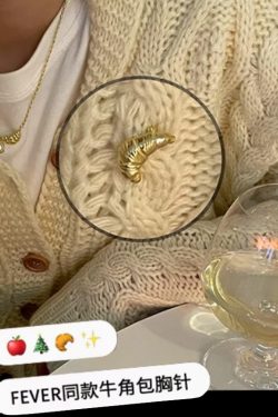 Silver Croissant-Shaped Horn Bag Brooch Pin - Gold-Plated Lye Bread Design for Korean Style Fashion Enthusiasts