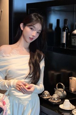 Spring Lace Trim One-Shoulder Off-White Short Crop Top - Women's Shoulder-Baring T-Shirt in Y2K Style