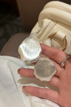 Stylish Matte Silver Petal Earrings with Natural Texture - Artistic Design for Spring/Summer Fashion Trends