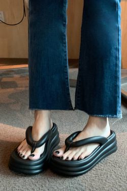 Stylish Women's Black Thick-Soled Flip-Flops - Summer Office Sandals for 2024, Trendy Outdoor Footwear
