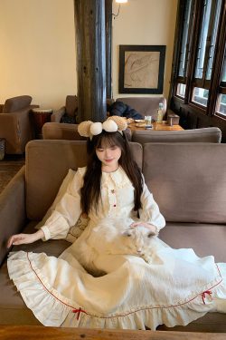 Thickened White Waist-Cinching Long Dress for Spring, Cute Base Layer Dress with a Gentle, High-End Feel