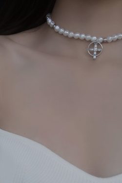 Trendy Baroque Pearl Choker Necklace for Women with French Cross Pendant – Light Luxury Clavicle Chain