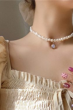 Trendy Baroque Pearl Necklace for Women with French Oval Pendant Choker – Light Luxury Clavicle Chain