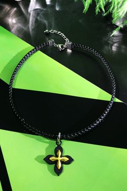 Trendy Black Leather Four-Leaf Clover Choker Necklace for Women, Stylish Clavicle Chain Accessory