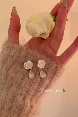 Trendy Camellia Flower Clip-On Earrings for Women, High-End Niche Design, 2024 Fashion Statement, No Ear Holes Needed