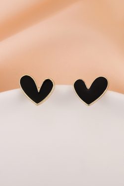 Trendy Heart-Shaped Stud Earrings for Women, Unique Light Luxury Design, High-End Autumn/Winter 2025 Fashion Statement