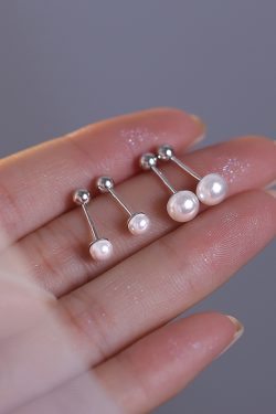 Trendy Pearl Stud Earrings 2024 - Elegant Ear Cuff Design for Women, Chic and High-End Fashion Accessory