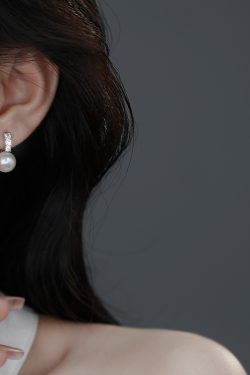 Trendy Summer Pearl Clip-On Earrings for Women 2024 - Elegant Lightweight Luxury Design, High-End Fashion Accessories