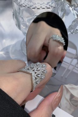 Trendy Ultra-Sparkling Silver Ring for Women - High-End Diamond Design, Versatile Light Luxury Fashion Accessory