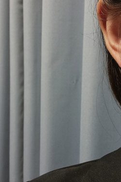 Trendy Unisex Hip-Hop Checkmark Claw Earrings for Men and Women - Stylish Niche Accessories for Fashion Lovers