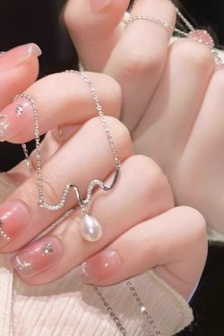 Trendy Wave Pearl Necklace for Women, 2024 High-End Light Luxury Collarbone Accessory, Unique Niche Design