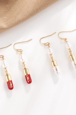 Two-Tone Metallic Texture Oil Drop Pill Earrings with Pearl Smiley Face – Minimalist Design for Women