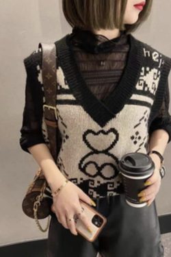 V-Neck Big Bear Sleeveless Knit Sweater Vest Top - Versatile Commuter Style for Spring & Autumn, Perfect for 90s and Y2K Fashion
