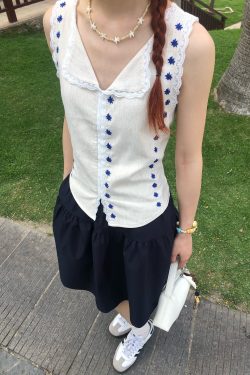 V-neck Embroidered Sleeveless Lace Top - Slim Fit Short Vest for Women - Elegant Summer Style