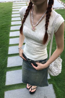 V-Neck Knitted Top - Summer Classic College Style, Twisted Sister Design, Tight Fit, Breathable Fabric, Trendy Y2K Look