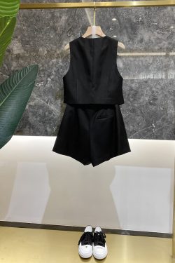 V-Neck Short Vest and Chain Pleated Shorts Set for Women - European Spring Style, Sharp Temperament, and Chic Fashion