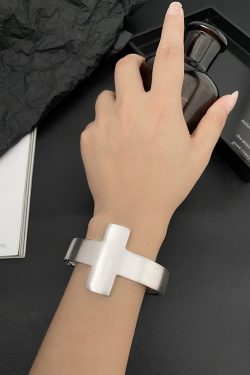 Versatile Women's Open Design Cross Bracelet - Light Luxury Niche Style for Summer Fashion, Understated Elegance