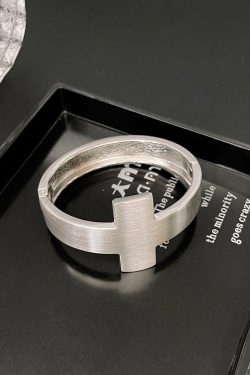 Versatile Women's Open Design Cross Bracelet - Light Luxury Niche Style for Summer Fashion, Understated Elegance