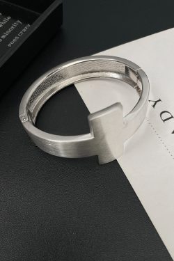 Versatile Women's Open Design Cross Bracelet - Light Luxury Niche Style for Summer Fashion, Understated Elegance