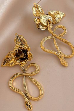 Vintage Distressed Snake-Shaped Earrings for Women – Long Exaggerated Metal Studs, Versatile High-End Accessories