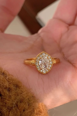 Vintage French-Style Light Luxury Sparkling Pigeon Egg Ring for Women - Niche Design, Fashionable and Versatile Jewelry