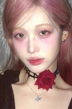 Vintage Gothic Dark Night Red Rose Thorn Choker Necklace Tie-Up Collar Chain for Halloween Costume and Y2K Style
