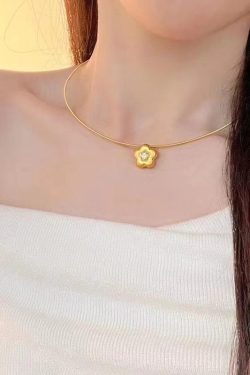 Vintage-Inspired Gold Plum Blossom Necklace with Snake Bone Chain - Elegant Minimalist Floral Clavicle Jewelry for Women