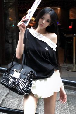 Vintage Off-Shoulder Black T-Shirt for Women - Summer Lace Splicing Short Sleeve Loose Casual Top, High-End Feel, 90s Inspired